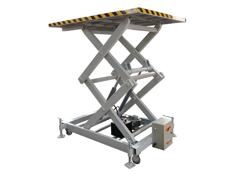 Mobile lifting platform with support feet